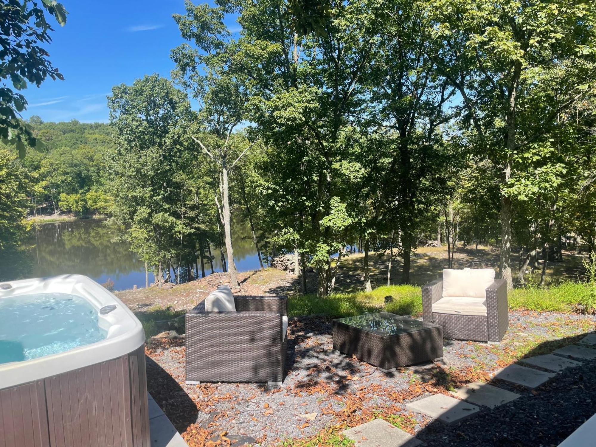 Modern Lakefront Oasis Relaxing Hot Tub Sauna Game Stunning Views! East Stroudsburg