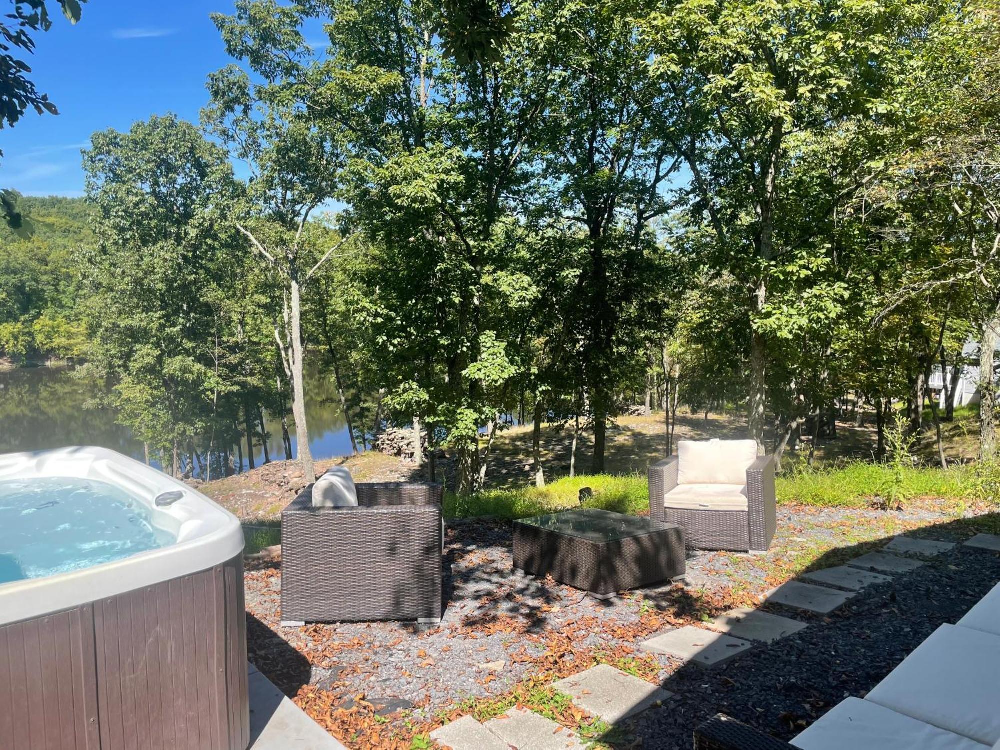 Modern Lakefront Oasis Relaxing Hot Tub Sauna Game Stunning Views! Villa East Stroudsburg