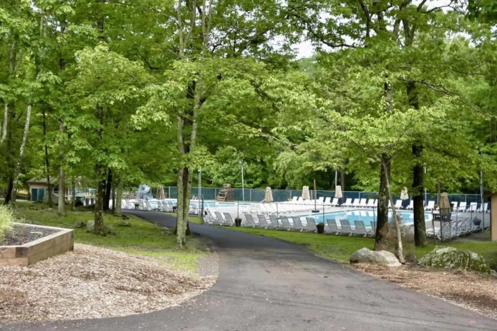 Villa Modern Lakefront Oasis Relaxing Hot Tub Sauna Game Stunning Views! East Stroudsburg