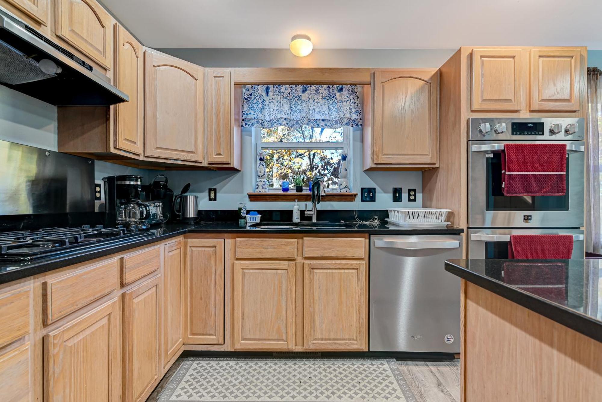 Modern Lakefront Oasis Relaxing Hot Tub Sauna Game Stunning Views! Villa East Stroudsburg