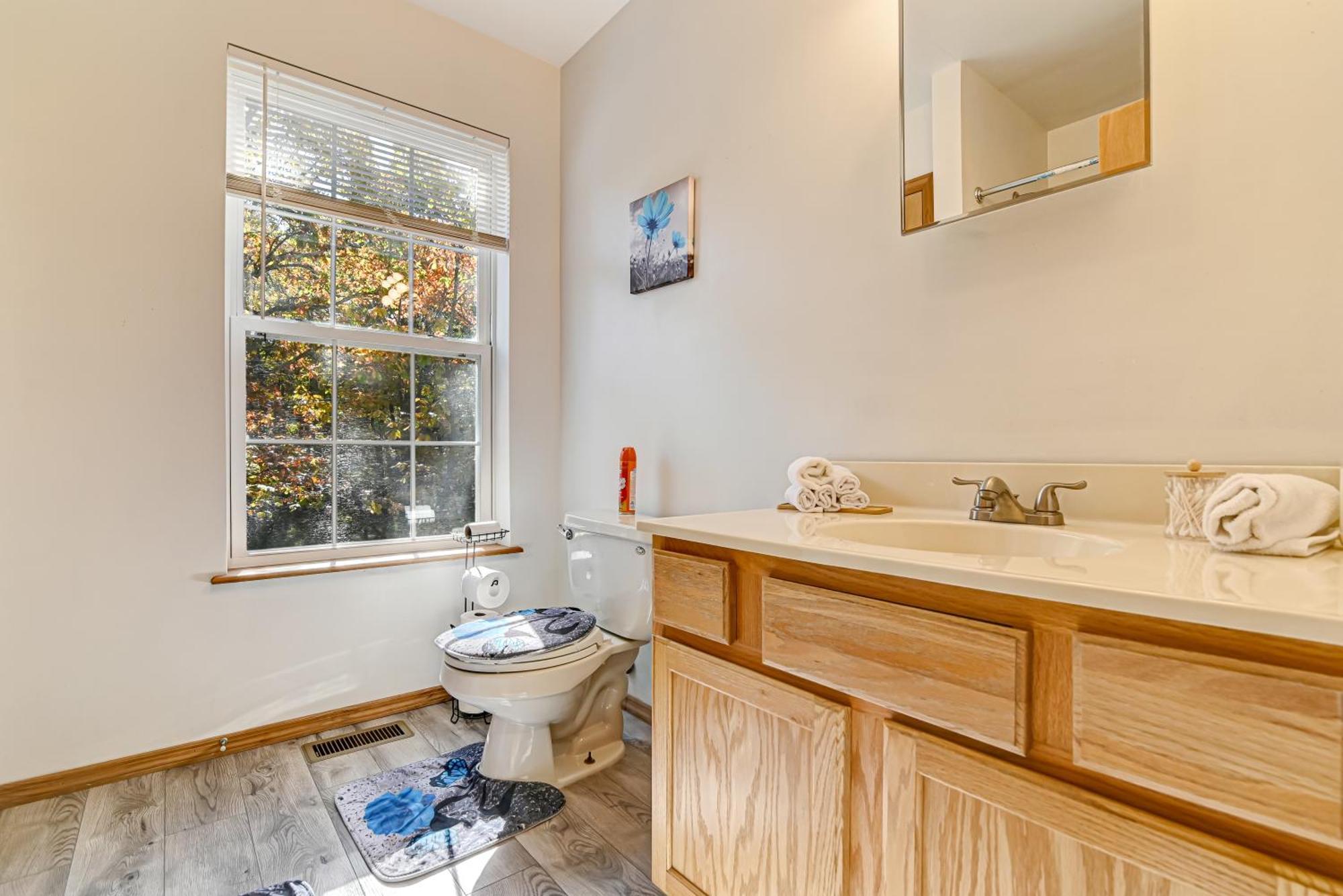 Villa Modern Lakefront Oasis Relaxing Hot Tub Sauna Game Stunning Views!