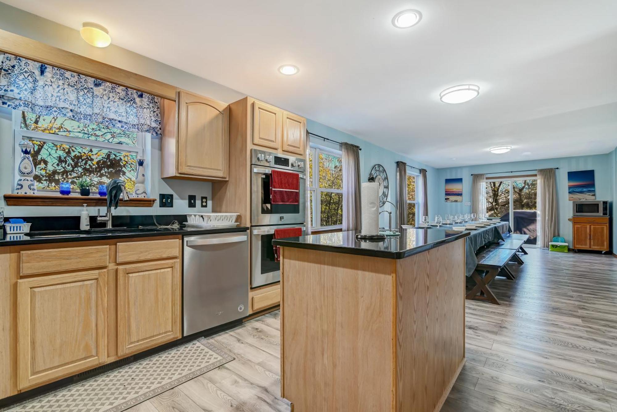 Villa Modern Lakefront Oasis Relaxing Hot Tub Sauna Game Stunning Views!