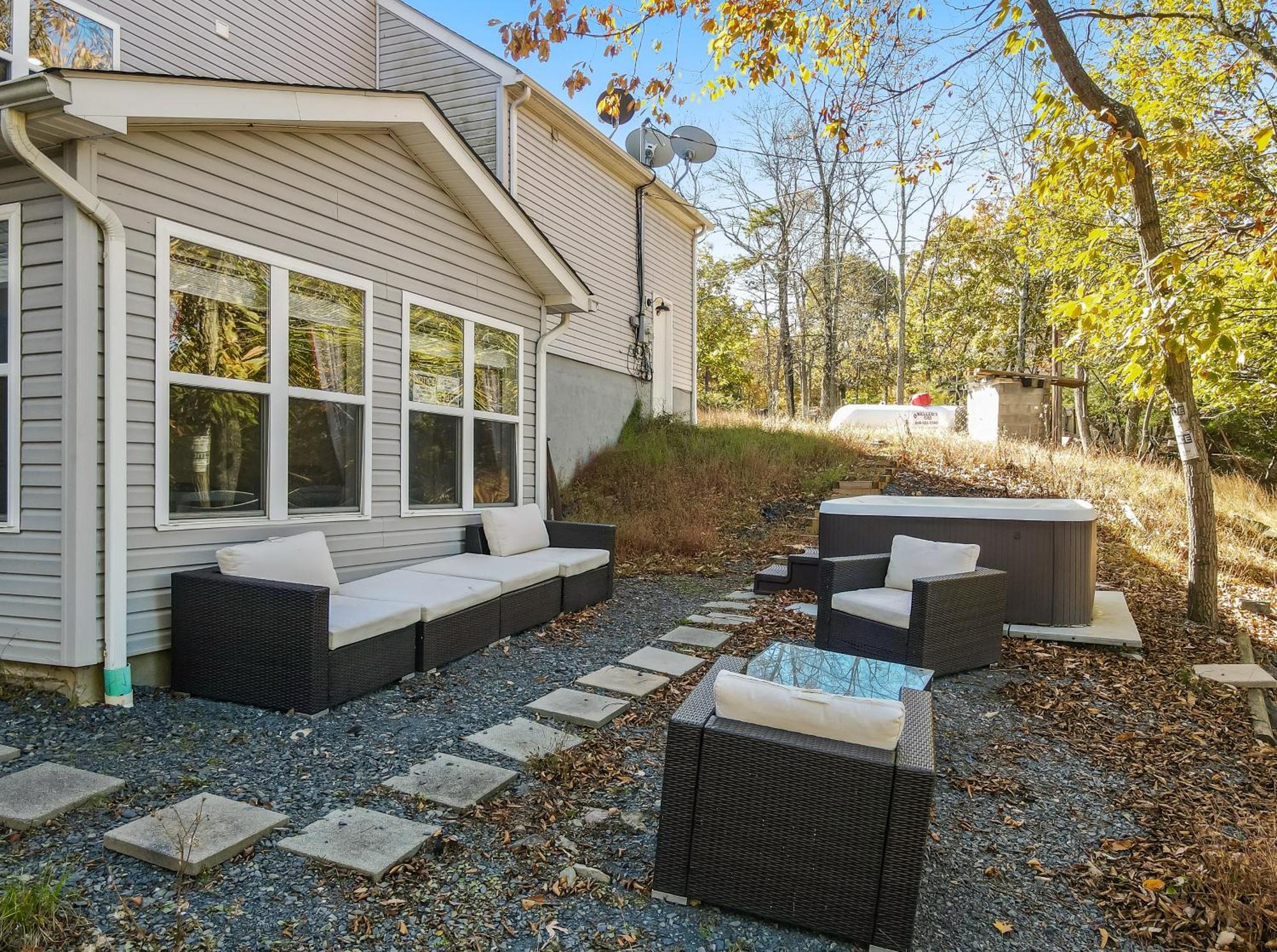 Modern Lakefront Oasis Relaxing Hot Tub Sauna Game Stunning Views! East Stroudsburg