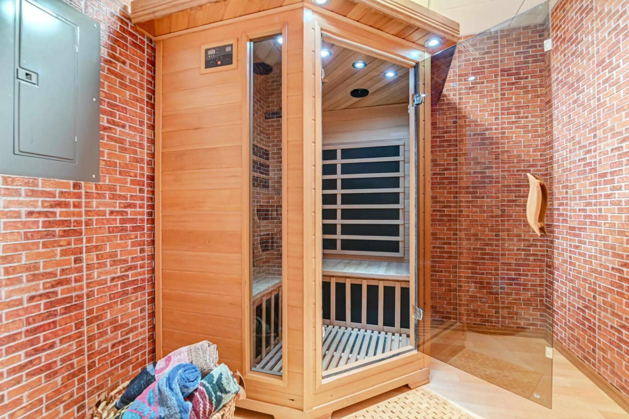 Villa Modern Lakefront Oasis Relaxing Hot Tub Sauna Game Stunning Views! *
