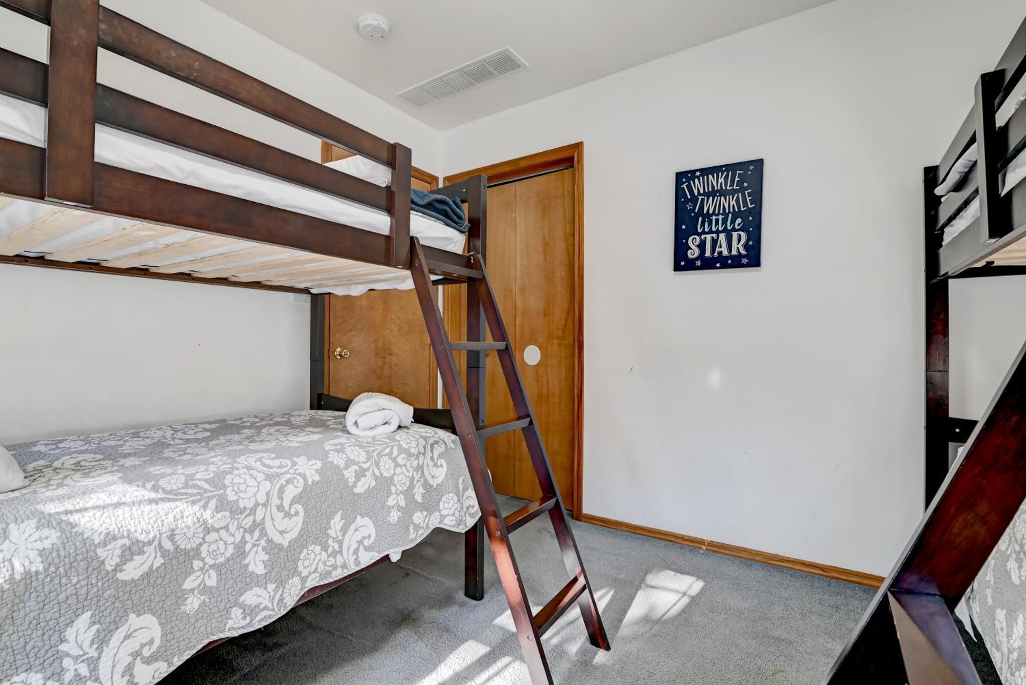 Modern Lakefront Oasis Relaxing Hot Tub Sauna Game Stunning Views! Villa East Stroudsburg