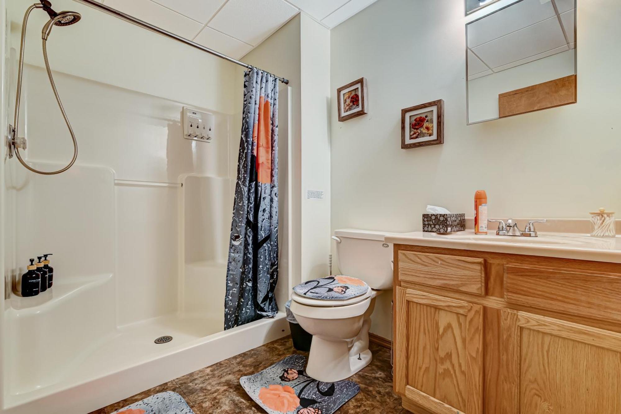 Villa Modern Lakefront Oasis Relaxing Hot Tub Sauna Game Stunning Views!