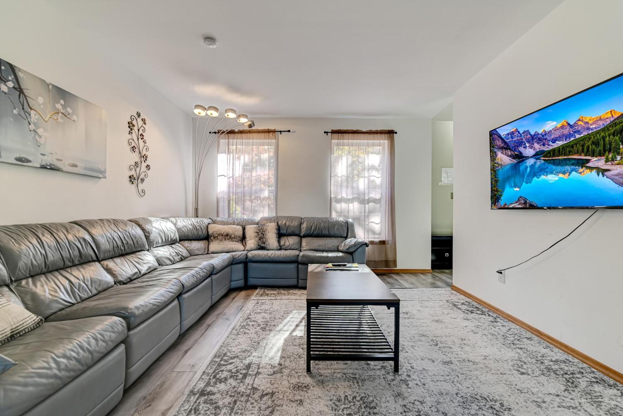 Villa Modern Lakefront Oasis Relaxing Hot Tub Sauna Game Stunning Views! East Stroudsburg