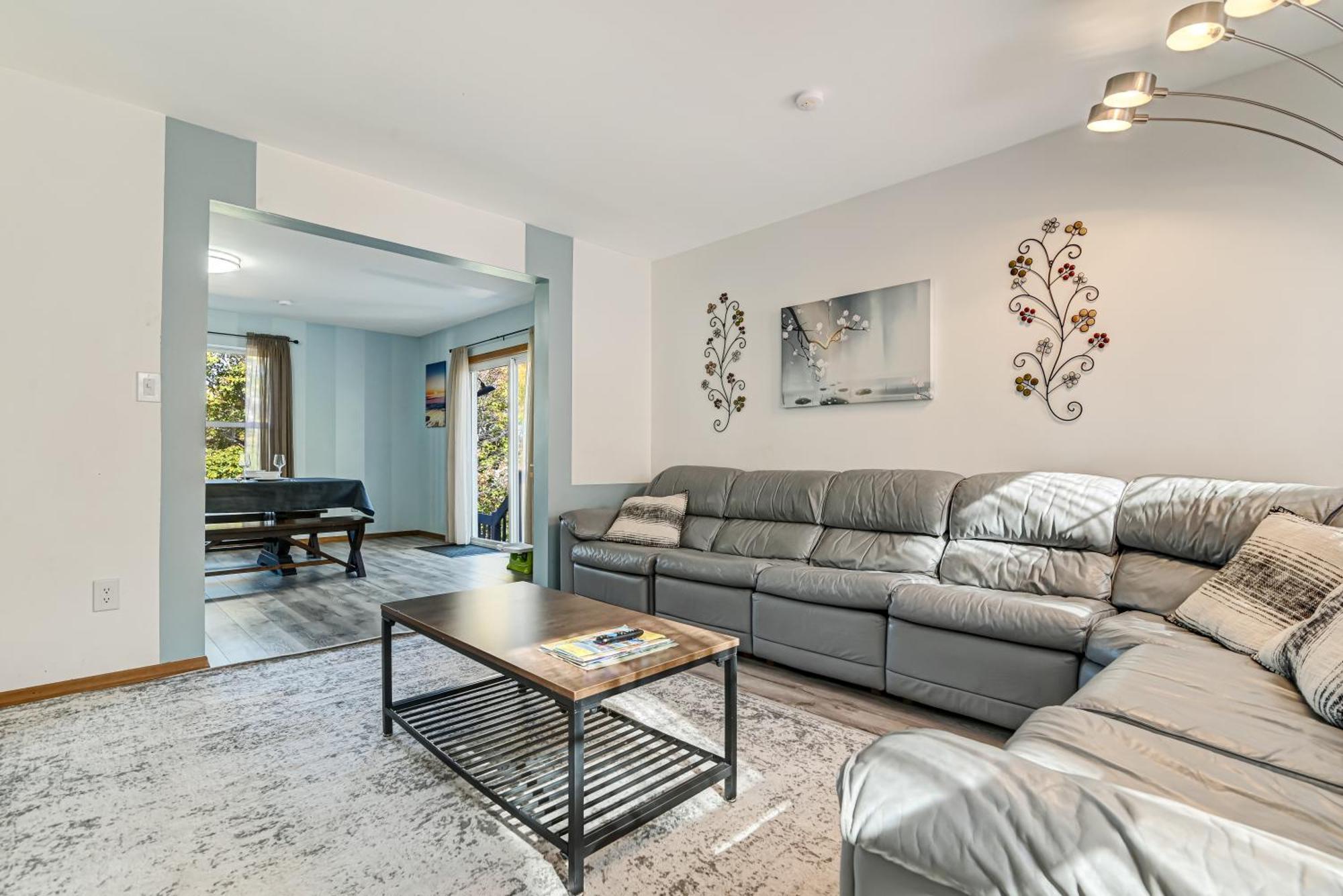 Villa Modern Lakefront Oasis Relaxing Hot Tub Sauna Game Stunning Views! East Stroudsburg