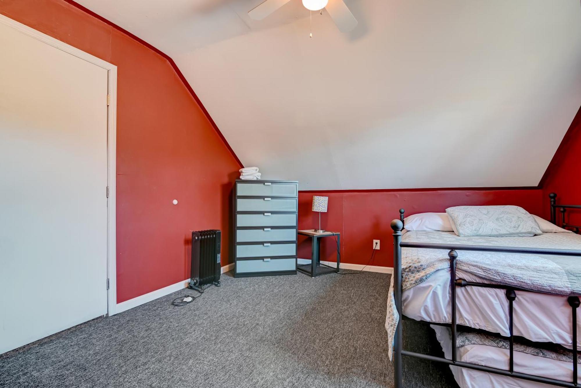 Villa Modern Lakefront Oasis Relaxing Hot Tub Sauna Game Stunning Views! East Stroudsburg