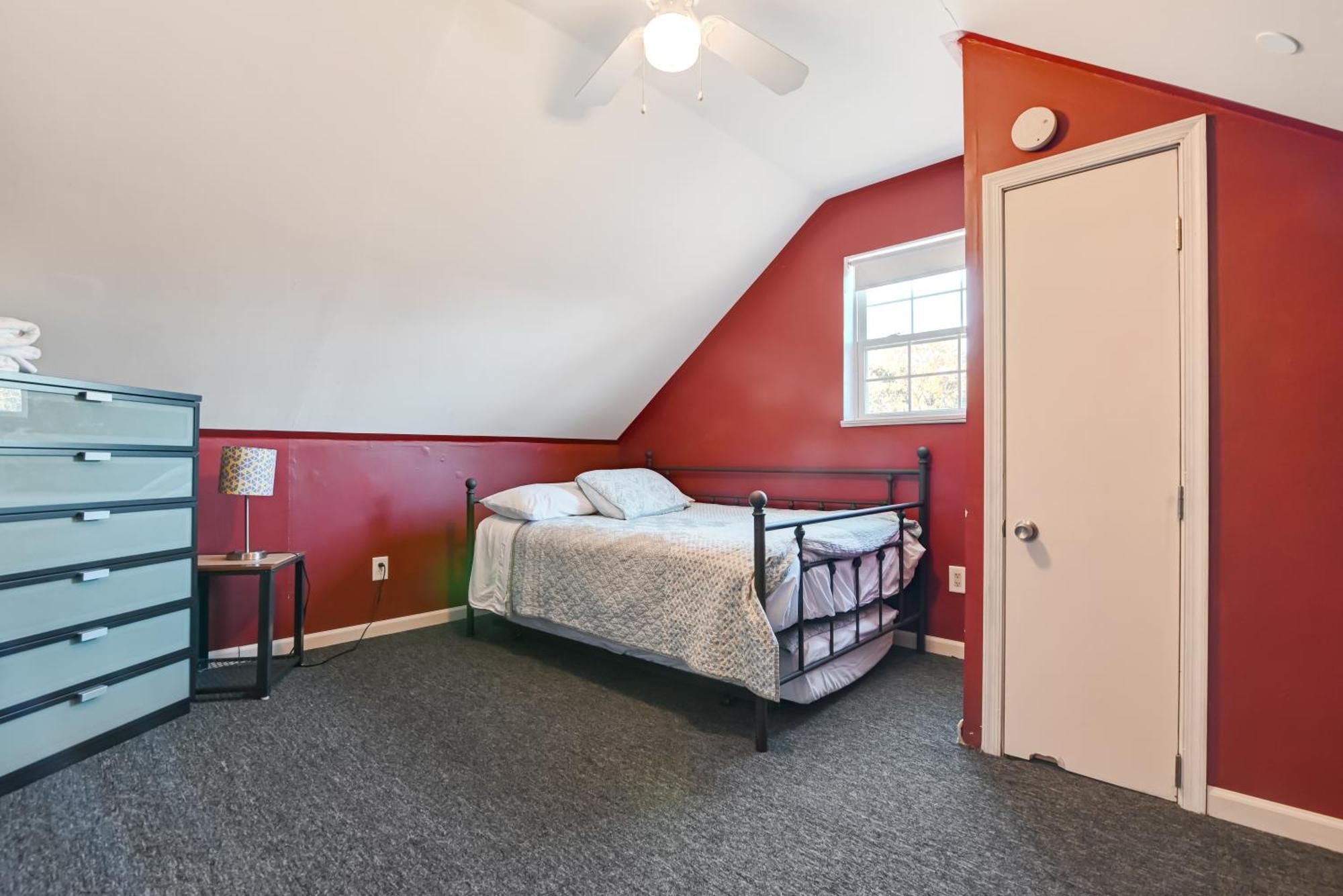 Modern Lakefront Oasis Relaxing Hot Tub Sauna Game Stunning Views! East Stroudsburg