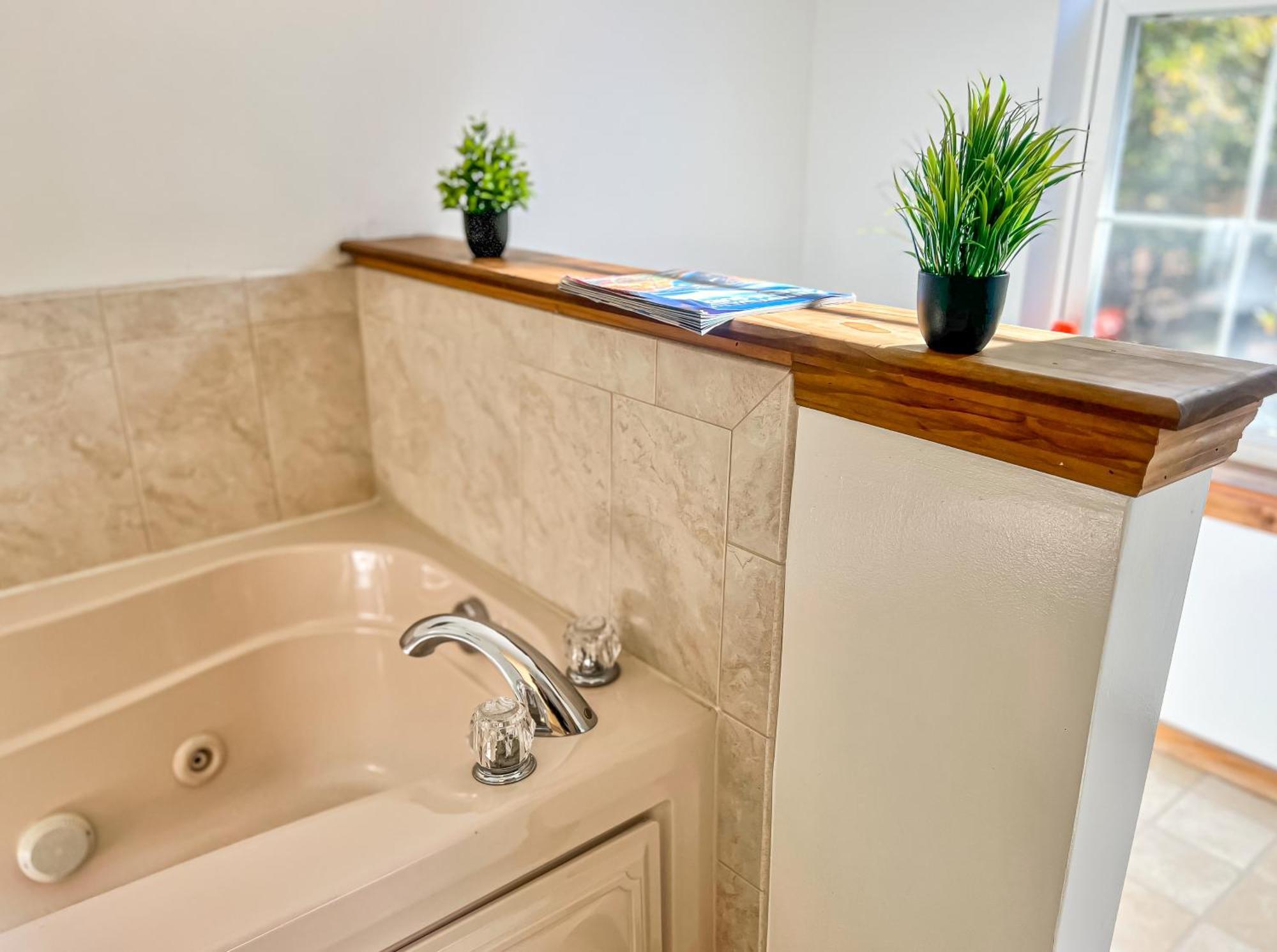 Villa Modern Lakefront Oasis Relaxing Hot Tub Sauna Game Stunning Views! *