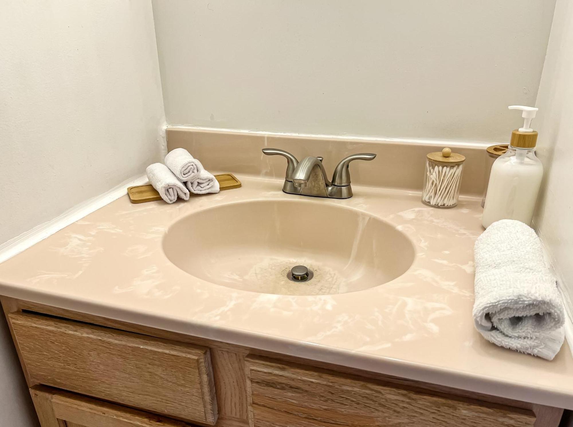 Villa Modern Lakefront Oasis Relaxing Hot Tub Sauna Game Stunning Views!